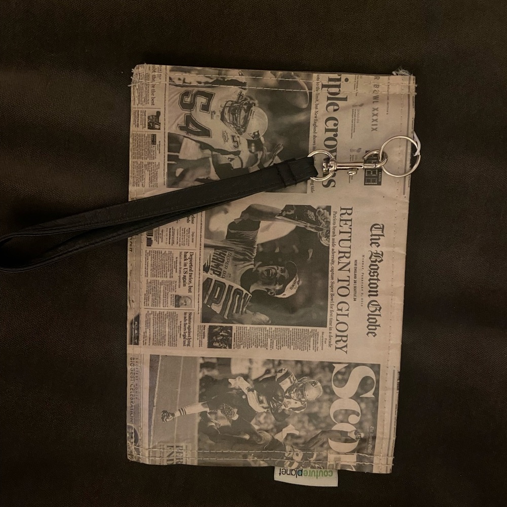 7.5 tall by 9 in long Couture Planet Boston Globe Tom Brady pouch- good cond